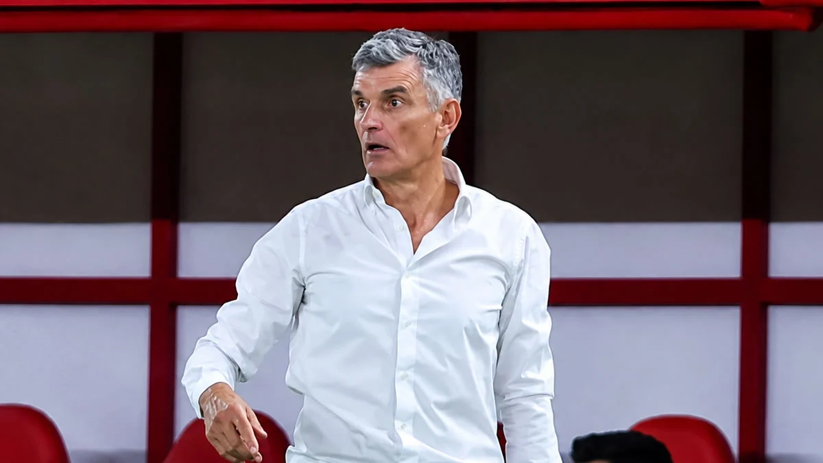 Ο Χοσέ Λουίς Μεντιλίμπαρ όρθιος στον πάγκο του Ολυμπιακού δίνει οδηγίες κατά τη διάρκεια του αγώνα
