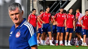 Οι ποδοσφαιριστές του Ολυμπιακού πριν από τη ρεβάνς με τη Ναϊμέγκεν για τον τρίτο προκριματικό γύρο του Champions League.