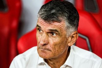 Ο Χοσέ Λουίς Μεντιλίμπαρ στον πάγκο του Ολυμπιακού πριν από την αποχώρησή του από τον σύλλογο