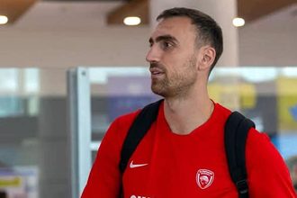 Ο Νίκολα Μιλουτίνοφ σε αγώνα του Ολυμπιακού