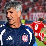 Ο Ιμανόλ Αλγκουαθίλ δίνει οδηγίες στους παίκτες του Ολυμπιακού στο πρώτο του παιχνίδι στον ερυθρόλευκο πάγκο