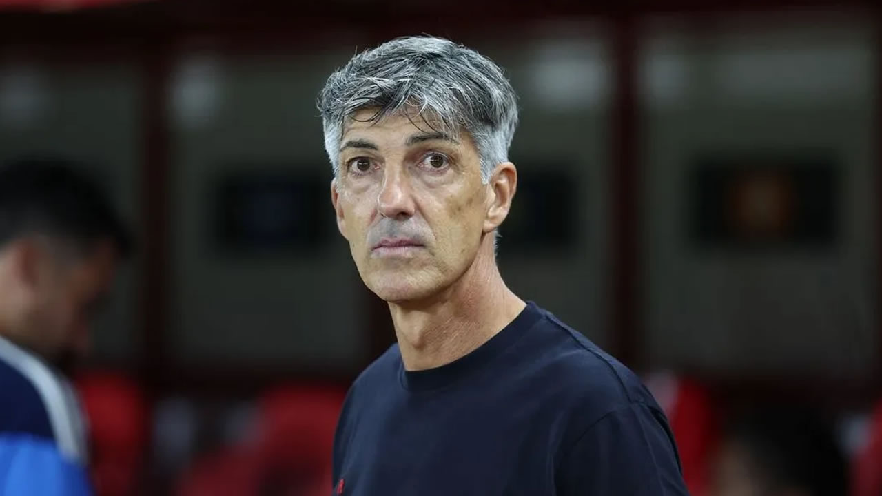 Ο Ιμανόλ Αλγκουαθίλ στον πάγκο του Ολυμπιακού στην αναμέτρηση με τη Γιαγκελόνια για το Europa League.