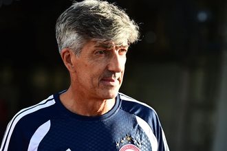 Ο Ιμανόλ Αλγκουαθίλ καθοδηγεί τους ποδοσφαιριστές του Ολυμπιακού στην προπόνηση στο Ρέντη