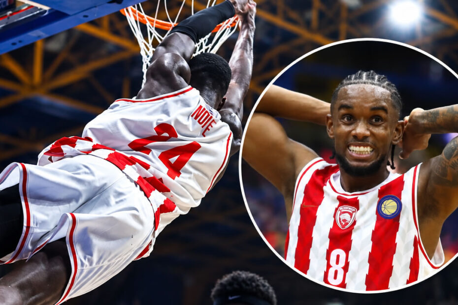 παίκτες του Ολυμπιακού πριν από αγώνα της EuroLeague
